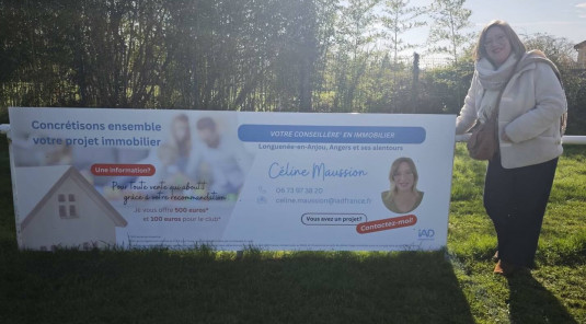 Le deuxième panneau publicitaire est arrivé au stade de la Meignanne